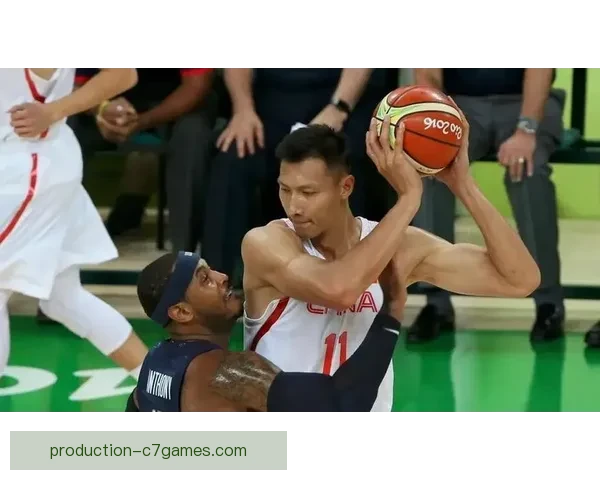 中国男篮力克菲律宾队闯进亚锦赛四强 易建联伤愈复出展现领袖风采